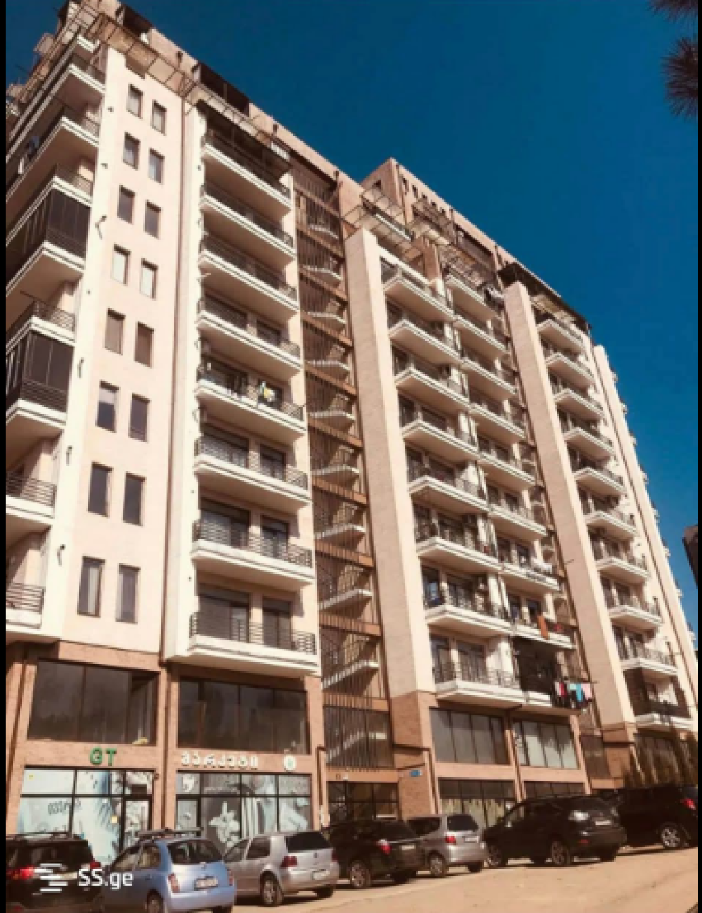 იყიდება 3 ოთახიანი ბინა სანზონაში